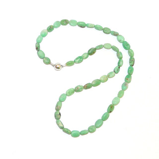 hellgrünes Einzelstück, Unikat-Edelsteinkette, apfelgrüne Chrysopraskette aus flachen Ovalen mit natürlichen Einschlüssen, Verschluß Kugel-Bajonett aus Metall als Mittelteil tragbar, Länge 47cm, flexibel aufgefädelt auf Stahlseide - Goldschmiede Danilo