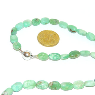 hellgrünes Einzelstück, Unikat-Edelsteinkette, apfelgrüne Chrysopraskette aus flachen Ovalen mit natürlichen Einschlüssen, Verschluß Kugel-Bajonett aus Metall als Mittelteil tragbar, Länge 47cm, flexibel aufgefädelt auf Stahlseide - Goldschmiede Danilo