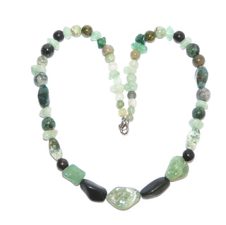 grünes Einzelstück, Unikat Edelsteinkette im Verlauf, asymmetrisch-symmetrisch auf Stahlseide aufgefädelt aus verschiedenen Edelsteinen in unterschiedlichen Formen: Quarz, Achat, Eilatstein, Aventurin, Verschluß Metall Karabiner, Länge 49cm, in unserer Werkstatt designt - Goldschmiede Danilo