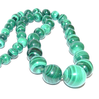 grünes Einzelstück, Vintage Edelsteinkette, Malachitkette aus Kugeln im Verlauf von 9 auf 17 mm, Verschluß aus Silber / Malachitkugelschloß, Länge 54cm, Seide geknotet, um 1980 - Goldschmiede Danilo