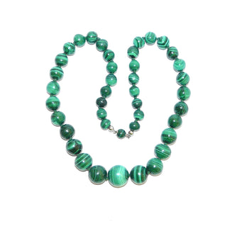 grünes Einzelstück, Vintage Edelsteinkette, Malachitkette aus Kugeln im Verlauf von 9 auf 17 mm, Verschluß aus Silber / Malachitkugelschloß, Länge 54cm, Seide geknotet, um 1980 - Goldschmiede Danilo