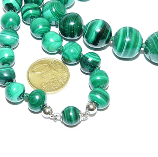 grünes Einzelstück, Vintage Edelsteinkette, Malachitkette aus Kugeln im Verlauf von 9 auf 17 mm, Verschluß aus Silber / Malachitkugelschloß, Länge 54cm, Seide geknotet, um 1980 - Goldschmiede Danilo