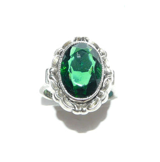ovales Einzelstück, grüner Silberring aus massiv 835 Silber poliert, mit einer grünen, funkelnd facettierten, beriebenen Turmalin-Replik, Ringweite 52, Art Deco um 1930 - Goldschmiede Danilo