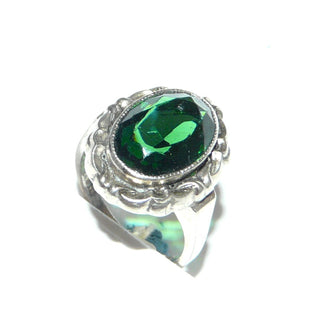 ovales Einzelstück, grüner Silberring aus massiv 835 Silber poliert, mit einer grünen, funkelnd facettierten, beriebenen Turmalin-Replik, Ringweite 52, Art Deco um 1930 - Goldschmiede Danilo