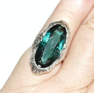 langovales Einzelstück, grüner Vintage-Ring aus einem 835 Silber Oberteil &  einer Ringschiene aus 333 Gold, poliert, grüne, funkelnd facettierte, große, langovale, beriebene Turmalin-Replik, Ringweite 47, um 1930 - Goldschmiede-Danilo 