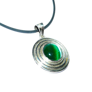 grünes Einzelstück, Katzenauge-Anhänger aus massiv 925 Silber, polier mit konzentrischen Ringen, in der Mitte ein runder, grüner Cabochon mit schillerndem Katzenaugeneffekt, Grünachat-Replik in Zargenfassung, Dreieckschlaufe - Goldschmiede Danilo