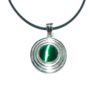 grünes Einzelstück, Katzenauge-Anhänger aus massiv 925 Silber, polier mit konzentrischen Ringen, in der Mitte ein runder, grüner Cabochon mit schillerndem Katzenaugeneffekt, Grünachat-Replik in Zargenfassung, Dreieckschlaufe - Goldschmiede Danilo