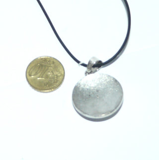 grünes Einzelstück, Katzenauge-Anhänger aus massiv 925 Silber, polier mit konzentrischen Ringen, in der Mitte ein runder, grüner Cabochon mit schillerndem Katzenaugeneffekt, Grünachat-Replik in Zargenfassung, Dreieckschlaufe - Goldschmiede Danilo
