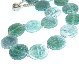 grünes Einzelstück, Statement-Edelsteinkette aus grünweißem, mattglänzender Netzachat, Grünachatkette, runde flache Scheiben Durchmesser 25 mm, aderähnliche Maserung, Magnet-Verschluß Metall, Länge 50 cm, auf flexibler Stahlseide - Goldschmiede Danilo