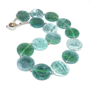 grünes Einzelstück, Statement-Edelsteinkette aus grünweißem, mattglänzender Netzachat, Grünachatkette, runde flache Scheiben Durchmesser 25 mm, aderähnliche Maserung, Magnet-Verschluß Metall, Länge 50 cm, auf flexibler Stahlseide - Goldschmiede Danilo