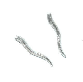 halblange Einzelstücke, Silberohrstecker 3-D "Eiswelle" aus 925 Silber, schmale, eismatte Silberstäbchen im Verlauf leicht gewellt, am breiteren Ende ist der Stift angebracht - Goldschmiede Danilo