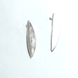 halblange Einzelstücke, Ohrstecker, Ohrhänger aus 925 Silber, navetteförmige, seidenmatte Silberschiffchen, in der Mitte einmal geknickt, am oberen Ende ist der Fischerhaken angebracht - Goldschmiede Danilo