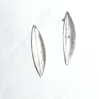halblange Einzelstücke, Ohrstecker, Ohrhänger aus 925 Silber, navetteförmige, seidenmatte Silberschiffchen, in der Mitte einmal geknickt, am oberen Ende ist der Fischerhaken angebracht - Goldschmiede Danilo