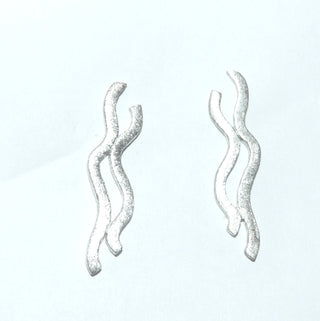 elegante Einzelstücke, halblange Ohrstecker "Doppel-Welle" aus 925 Silber, 2 schmale, gewellte Stäbe in eismatt - Goldschmiede Danilo