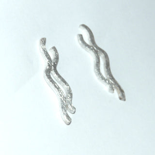 elegante Einzelstücke, halblange Ohrstecker "Doppel-Welle" aus 925 Silber, 2 schmale, gewellte Stäbe in eismatt - Goldschmiede Danilo