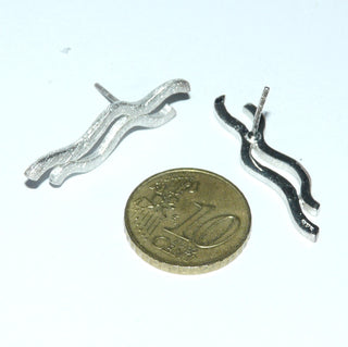 elegante Einzelstücke, halblange Ohrstecker "Doppel-Welle" aus 925 Silber, 2 schmale, gewellte Stäbe in eismatt - Goldschmiede Danilo