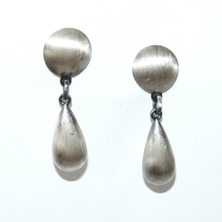 Einzelstücke, halblange, leichte Ohrstecker / Ohrhänger aus 925 Silber, seidenmatt + in den Tiefen geschwärzt, flache Schale an der der Stift sitzt + beweglich angehängter Tropfen. -	Einzelstücke nur erhältlich bei www.danilogold-shop.de