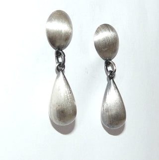 Einzelstücke, halblange, leichte Ohrstecker / Ohrhänger aus 925 Silber, seidenmatt + in den Tiefen geschwärzt, flache Schale an der der Stift sitzt + beweglich angehängter Tropfen. -	Einzelstücke nur erhältlich bei www.danilogold-shop.de