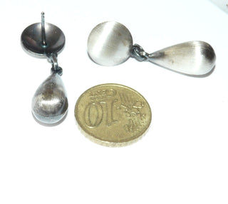 Einzelstücke, halblange, leichte Ohrstecker / Ohrhänger aus 925 Silber, seidenmatt + in den Tiefen geschwärzt, flache Schale an der der Stift sitzt + beweglich angehängter Tropfen. -	Einzelstücke nur erhältlich bei www.danilogold-shop.de