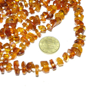 handgeknüpftes Einzelstück, superlange Bernstein-Kette aus polierten, abgerundeten Chips /&nbsp; mittleres Cognac-orange, durchgeknotet, ohne Verschluß, Gesamtlänge 220 cm, kann mehrfach um den Hals gelegt werden, um daraus eine 2- oder 3-reihige Optik zu erzielen - Nur erhältlich im Onlineshop von Juwelier & Goldschmiede Danilo!