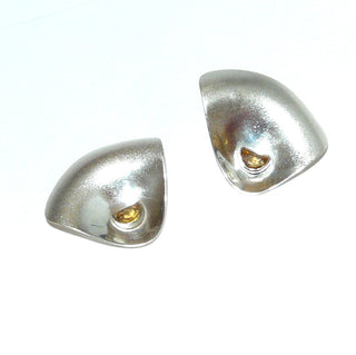 handgefertigte Einzelstücke, goldgelbe Citrinohrstecker aus 925 Silber, matt+ poliert, gewölbte Dreiecksform mit abgerundeten Ecken, funkelnd facettierte, goldgelbe Citrine in Halbkreisform - Goldschmiede Danilo