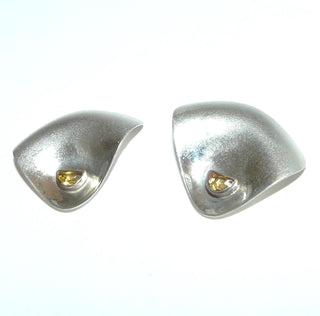 handgefertigte Einzelstücke, goldgelbe Citrinohrstecker aus 925 Silber, matt+ poliert, gewölbte Dreiecksform mit abgerundeten Ecken, funkelnd facettierte, goldgelbe Citrine in Halbkreisform - Goldschmiede Danilo