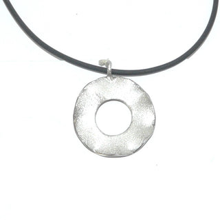 handgefertigtes Einzelstück, runder Doughnut-Anhänger aus 925 Silber mit gewellten polierten Kanten & mattierten Flächen, Durchmesser 22 mm - Goldschmiede Danilo