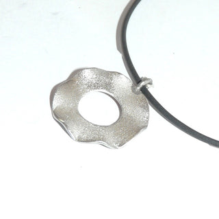 handgefertigtes Einzelstück, runder Doughnut-Anhänger aus 925 Silber mit gewellten polierten Kanten & mattierten Flächen, Durchmesser 22 mm - Goldschmiede Danilo