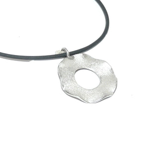 handgefertigtes Einzelstück, runder Doughnut-Anhänger aus 925 Silber mit gewellten polierten Kanten & mattierten Flächen, Durchmesser 22 mm - Goldschmiede Danilo