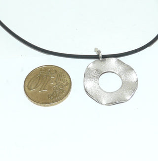 handgefertigtes Einzelstück, runder Doughnut-Anhänger aus 925 Silber mit gewellten polierten Kanten & mattierten Flächen, Durchmesser 22 mm - Goldschmiede Danilo