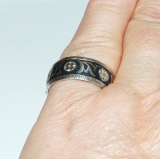 Einzelstück, handgefertigter Ring aus 925 Silber + schwarzem Niello (Niellieren ist eine aufwendige alte Goldschmiedetechnik, die heute hauptsächlich noch in Asien angewendet wird), gleichlaufend, tief eingearbeitetes florales Muster "Blüten + Ranken", poliert, Ringweite 56 -	Handgefertigtes Unikat! Nur im Onlineshop von Juwelier & Goldschmiede Danilo!