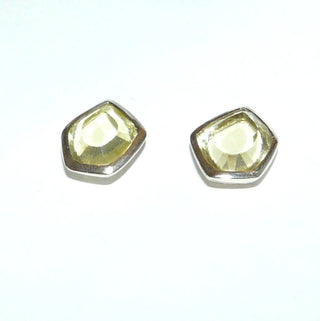 handgefertigte Einzelstücke, limonengelber Lemonquarz-Ohrstecker in 925 Silber poliert, funkelnd facettierte flache Steine in Freeform - Goldschmiede Danilo