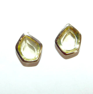 handgefertigte Einzelstücke, limonengelber Lemonquarz-Ohrstecker in 925 Silber poliert, funkelnd facettierte flache Steine in Freeform - Goldschmiede Danilo