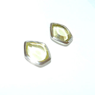 handgefertigte Einzelstücke, limonengelber Lemonquarz-Ohrstecker in 925 Silber poliert, funkelnd facettierte flache Steine in Freeform - Goldschmiede Danilo