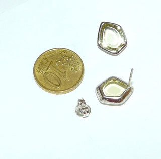 handgefertigte Einzelstücke, limonengelber Lemonquarz-Ohrstecker in 925 Silber poliert, funkelnd facettierte flache Steine in Freeform - Goldschmiede Danilo