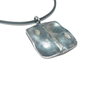 handgefertigtes Einzelstück, quadratischer Silberanhänger aus massiv 925 Silber, in den Tiefen geschwärzt, helle, matte Akzente + gewellte Oberfläche, beidseitig tragbar, feststehende Schlaufe. Durch seine klare Form auch sehr schön als Herrenanhänge - Goldschmiede Danilo