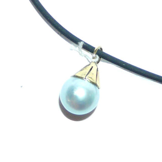 hellblau-graues Einzelstück, Tropfen-Perlen-Anhänger in 333 Gold, colorierte Akoja-Zuchtperle, Durchmesser 8,8 mm, kleine Zuckerhutkappe, feststehende Schlaufe - Goldschmiede Danilo