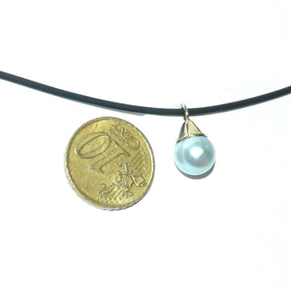 hellblau-graues Einzelstück, Tropfen-Perlen-Anhänger in 333 Gold, colorierte Akoja-Zuchtperle, Durchmesser 8,8 mm, kleine Zuckerhutkappe, feststehende Schlaufe - Goldschmiede Danilo