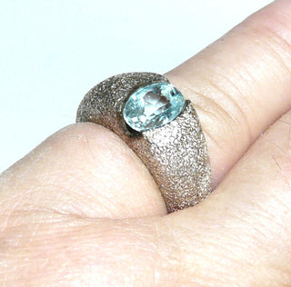 hellblaues Einzelstück, ovaler Banding aus massiv 925 Silber mit einer kräftig funkelnden, diamantierten Oberfläche, ovaler, funkelnd facettierter Zirkonia als Aquamarin- bzw. Blautopas-Replik, Ringweite 50 - Goldschmiede Danilo