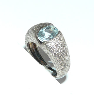 hellblaues Einzelstück, ovaler Banding aus massiv 925 Silber mit einer kräftig funkelnden, diamantierten Oberfläche, ovaler, funkelnd facettierter Zirkonia als Aquamarin- bzw. Blautopas-Replik, Ringweite 50 - Goldschmiede Danilo