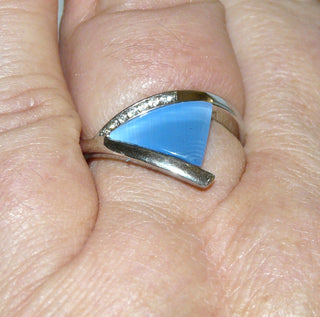 hellblaues Einzelstück, Silberring aus 925 Silber poliert mit einem dreieckigen Kristall als Blauachat-Replik sowie 7 Zirkonia im Pavé eingefaßt, Ringweite 56 Goldschmiede-Danilo