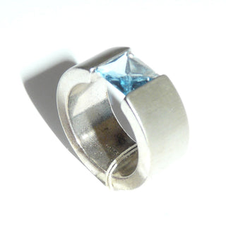 hellblaues Einzelstück, Spannring, Ring in Spannringoptik aus massiv 925 Silber seidenmatt, quadratischer, funkelnd facettierter Zirkonia als Aquamarin- bzw. Blautopas-Replik, Ringweite 55,5 - Goldschmiede-Danilo