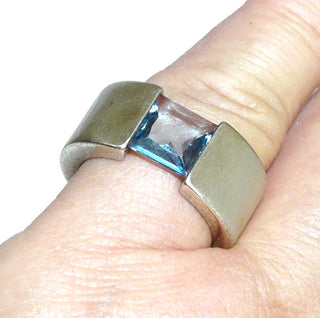 hellblaues Einzelstück, Spannring, Ring in Spannringoptik aus massiv 925 Silber seidenmatt, quadratischer, funkelnd facettierter Zirkonia als Aquamarin- bzw. Blautopas-Replik, Ringweite 55,5 - Goldschmiede-Danilo