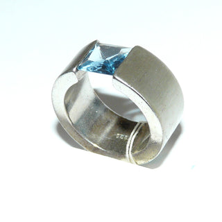 hellblaues Einzelstück, Spannring, Ring in Spannringoptik aus massiv 925 Silber seidenmatt, quadratischer, funkelnd facettierter Zirkonia als Aquamarin- bzw. Blautopas-Replik, Ringweite 55,5 - Goldschmiede-Danilo