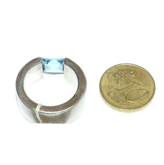 hellblaues Einzelstück, Spannring, Ring in Spannringoptik aus massiv 925 Silber seidenmatt, quadratischer, funkelnd facettierter Zirkonia als Aquamarin- bzw. Blautopas-Replik, Ringweite 55,5 - Goldschmiede-Danilo