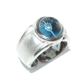 hellblaues Einzelstück, runder Vintage-Banding mit gravierter Palme im Stein, aus 925 Silber, poliert, ovaler Kristall-Cabochon als Aquamarin- bzw. Blautopas-Replik Ringweite 52, unten offen, daher minimal verstellbar, wahrscheinlich Thomas Sabo um 1990 - Goldschmiede-Danilo