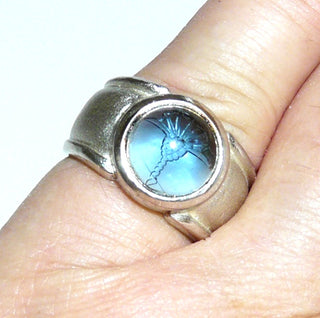 hellblaues Einzelstück, runder Vintage-Banding mit gravierter Palme im Stein, aus 925 Silber, poliert, ovaler Kristall-Cabochon als Aquamarin- bzw. Blautopas-Replik Ringweite 52, unten offen, daher minimal verstellbar, wahrscheinlich Thomas Sabo um 1990 - Goldschmiede-Danilo