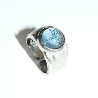 hellblaues Einzelstück, runder Vintage-Banding mit gravierter Palme im Stein, aus 925 Silber, poliert, ovaler Kristall-Cabochon als Aquamarin- bzw. Blautopas-Replik Ringweite 52, unten offen, daher minimal verstellbar, wahrscheinlich Thomas Sabo um 1990 - Goldschmiede-Danilo