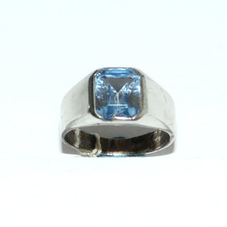 hellblaues Einzelstück, Vintage Bandring aus Silber, poliert. achteckiger, funkelnd facettierter Stein als Aquamarin- / Blautopas-Replik, Ringweite 53, um 1950 - Goldschmiede Danilo