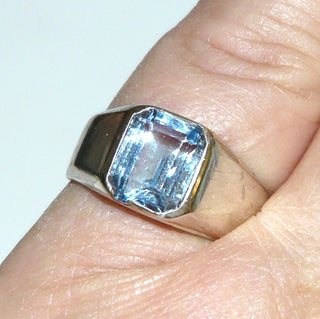 hellblaues Einzelstück, Vintage Bandring aus Silber, poliert. achteckiger, funkelnd facettierter Stein als Aquamarin- / Blautopas-Replik, Ringweite 53, um 1950 - Goldschmiede Danilo